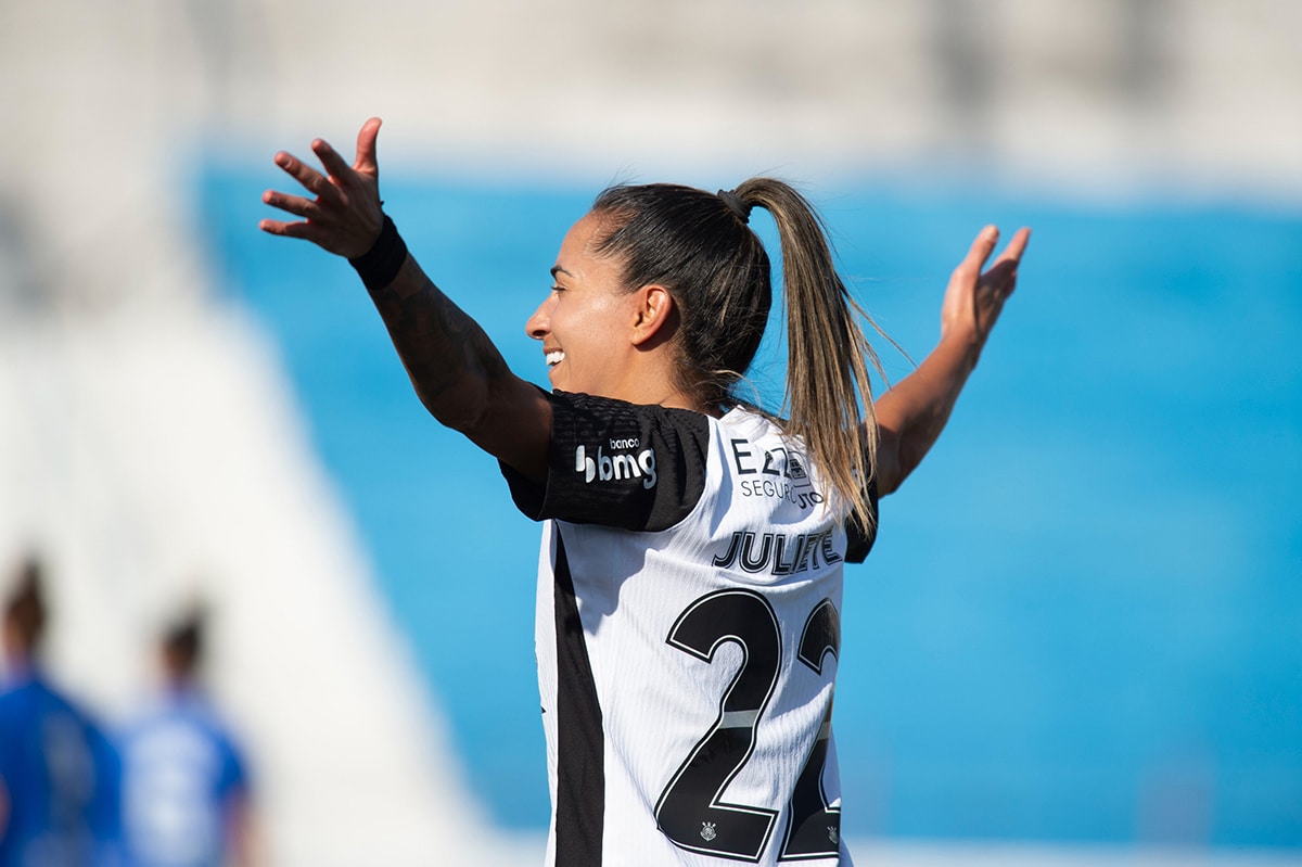 Na imagem, Juliete comemorando um dos gols do Corinthians no Paulistão Feminino.