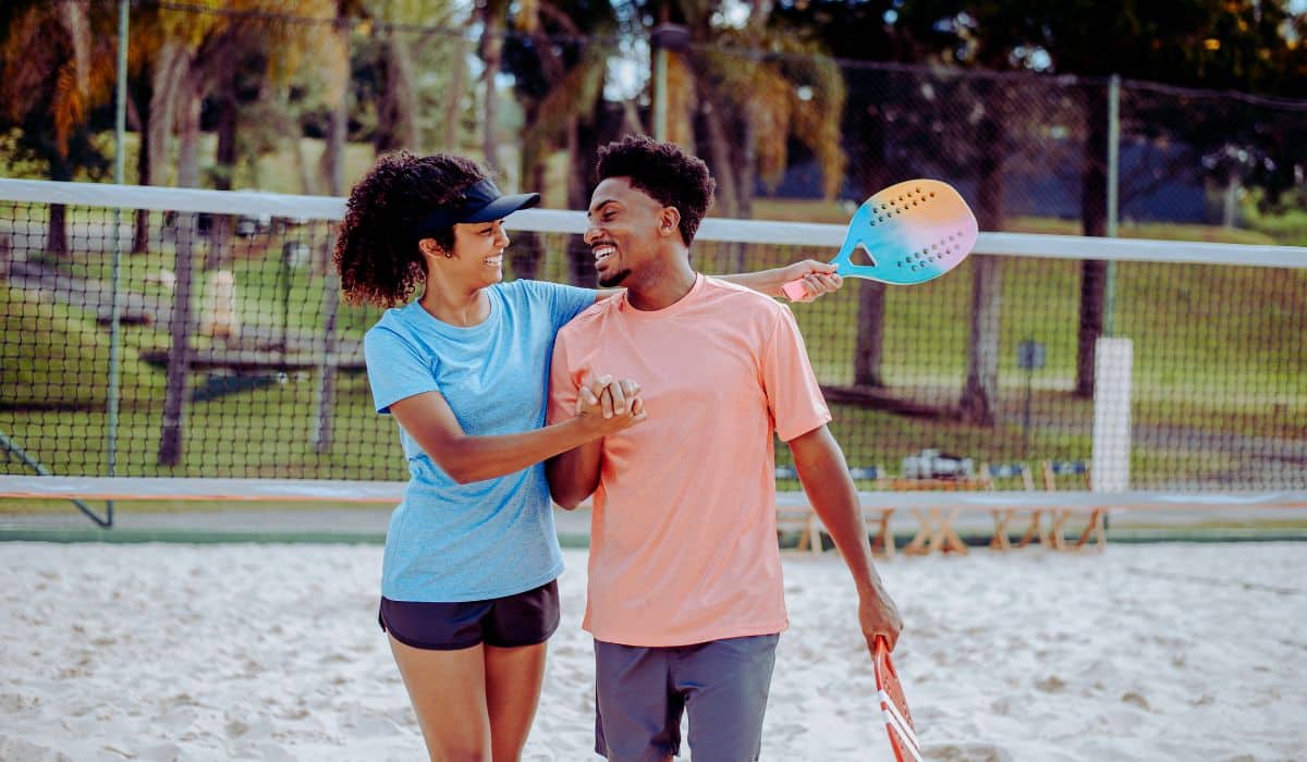 Esporte como socialização- o que o beach tennis nos ensina sobre saúde e amizade