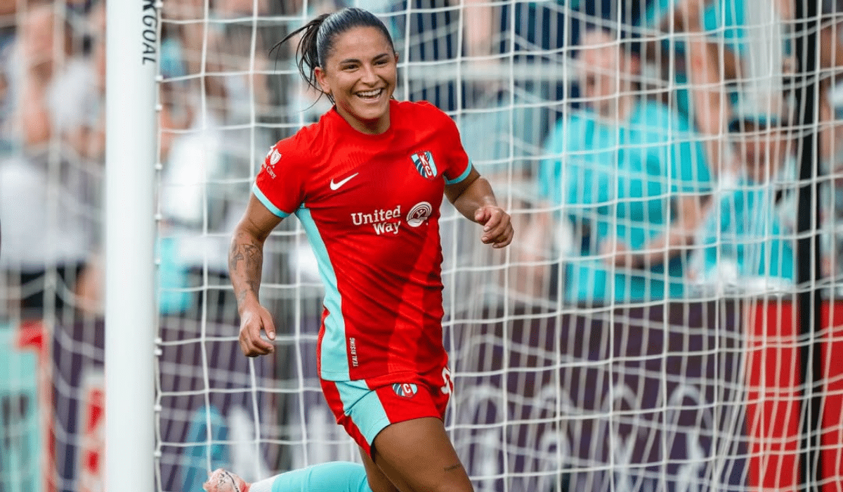 debinha, nwsl, current, reign