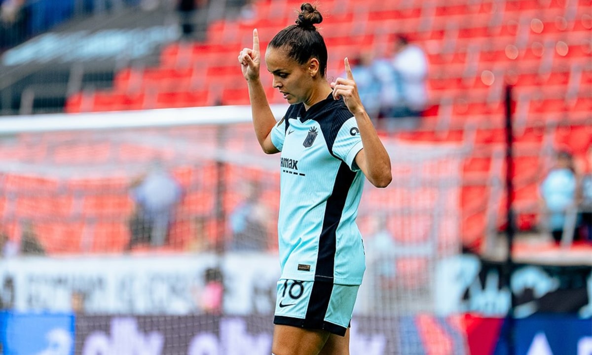 Gabi Portilho esteve em campo junto com as brasileiras Geyse e Bruninha