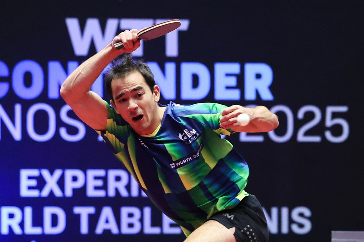 Na imagem, Hugo Calderano buscando uma rebatida de forehand na bolinha China Smash de tênis de mesa Simon Gauzy wtt champions de frankfurt