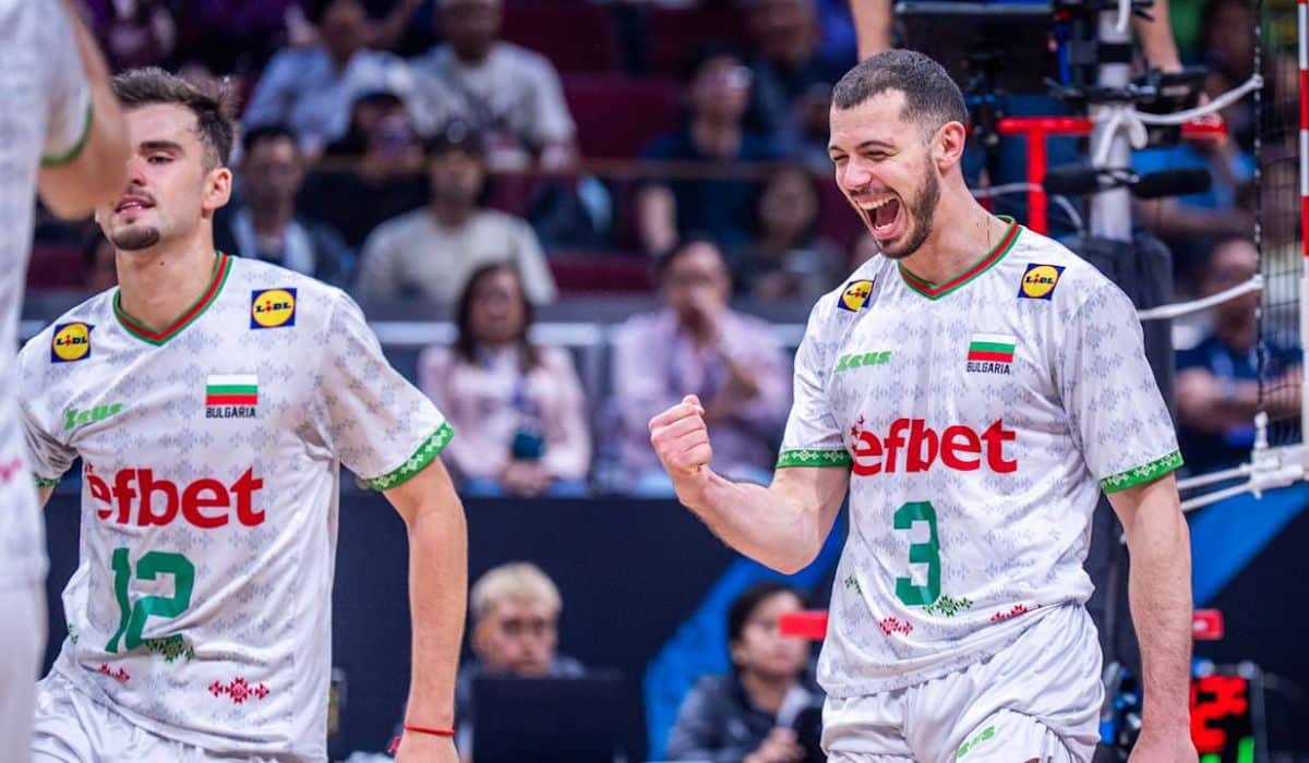 Iliya Petkov e Georgi Tatarov, da Bulgária, comemoram a vitória sobre os Estados Unidos nas quartas de final do Mundial de vôlei masculino