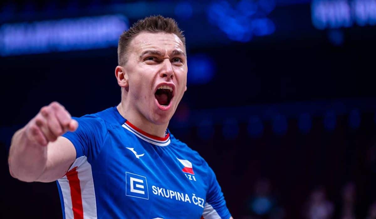 Lukas Vasina comemora a vitória da Tchéquia sobre a Tunísia pelas oitavas de final do Mundial de vôlei masculino
