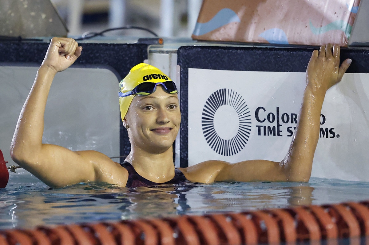 Na imagem, Manuela Sega comemorando a nova marca de recorde nos 50m peito no Sul-americano juvenil.