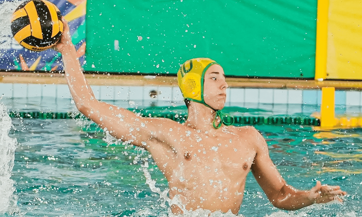 Jogador do Brasil anota gol contra a Argentina no Pan-Americano Sub-15 de polo aquático
