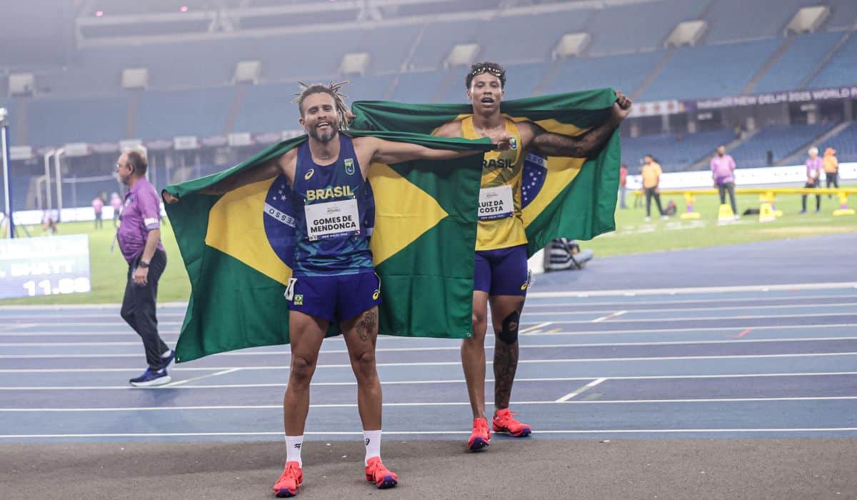Ricardo Mendonça e Christian Gabriel comemoram a dobradinha do Brasil nos 100 m T37 do Mundial de atletismo paralímpico