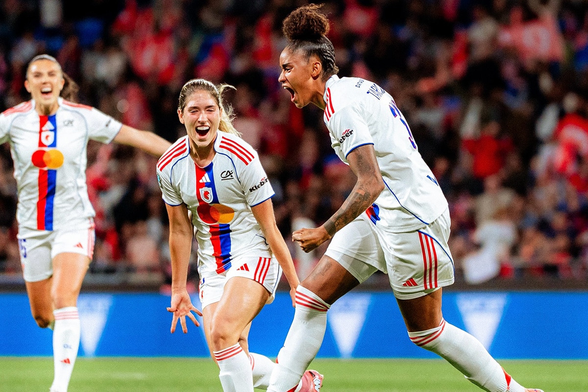 Na imagem, Tarciane correndo para comemorar o gol com suas companheiras de time francês.