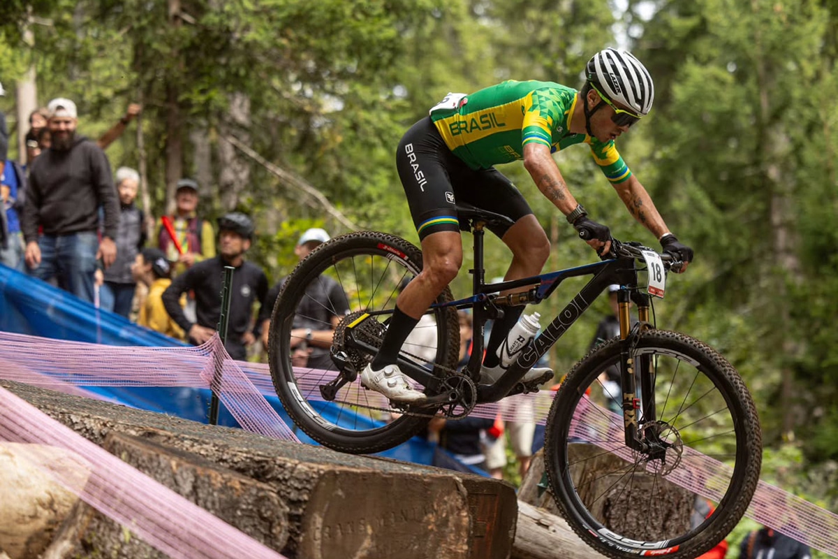 Na imagem, Ulan Galinski descendo e passando do obstáculo com sua bicicleta.