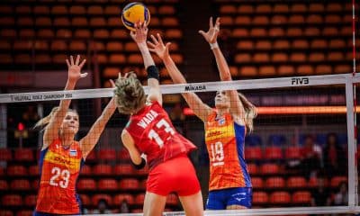 Wada, do Japão, ataca na partida contra a Holanda pelas quartas de final do Mundial de vôlei feminino