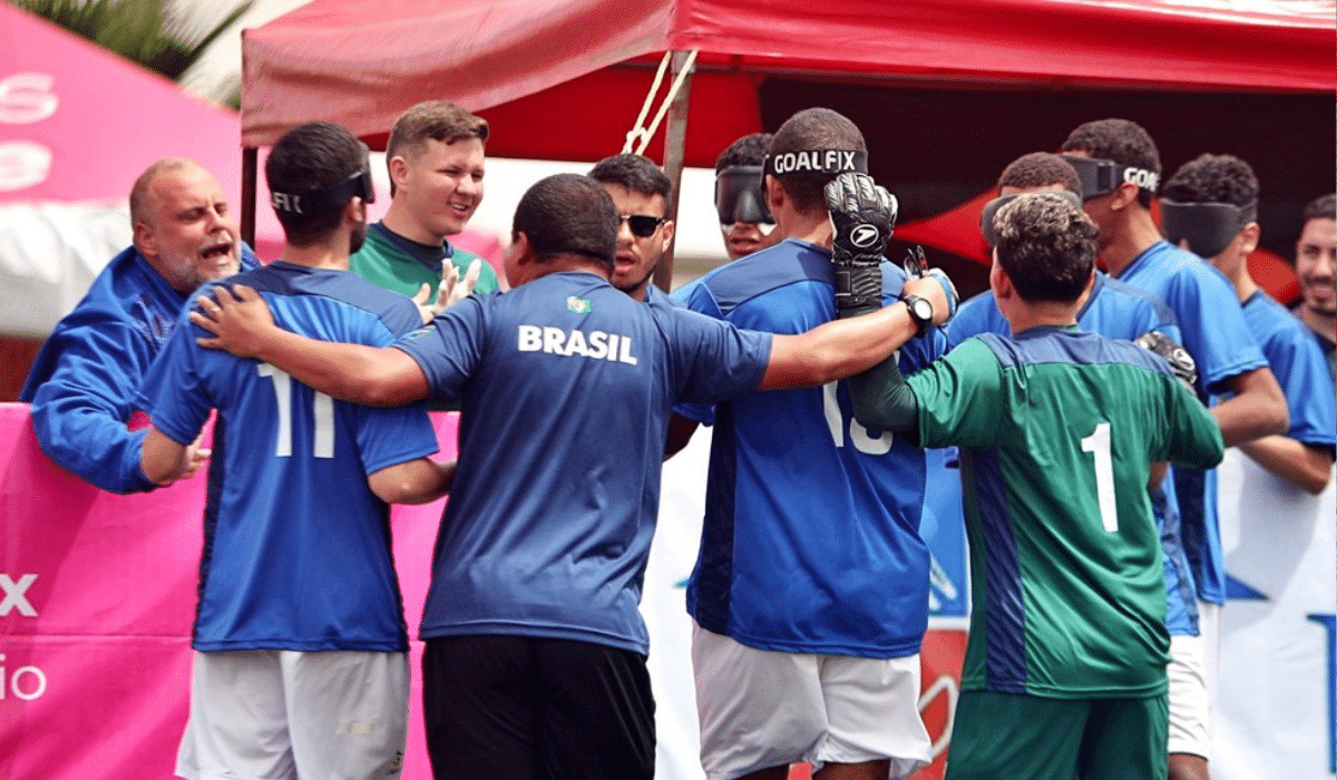 Equipe do Brasil comemora gol na Copa Azteca de futebol de cegos