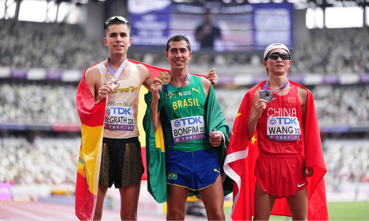 Caio Bonfim com os medalhistas dos 20km da marcha atlética do Mundial de Atletismo