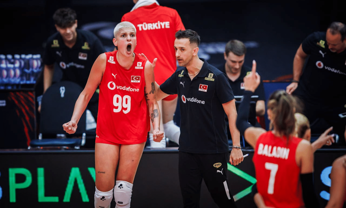 Karakurt grita para comemorar ponto da Turquia no Mundial de vôlei feminino