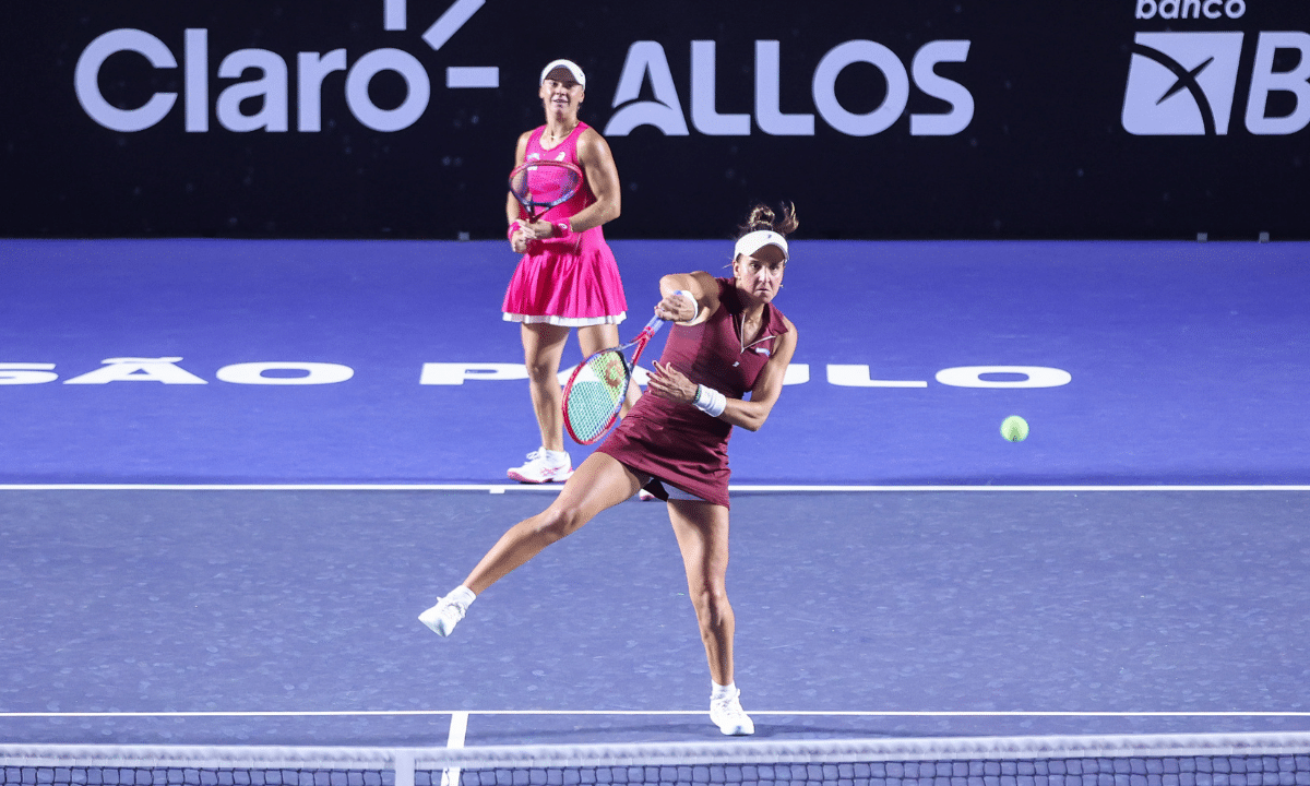 Laura Pigossi e Ingrid Martins na quadra do SP Open