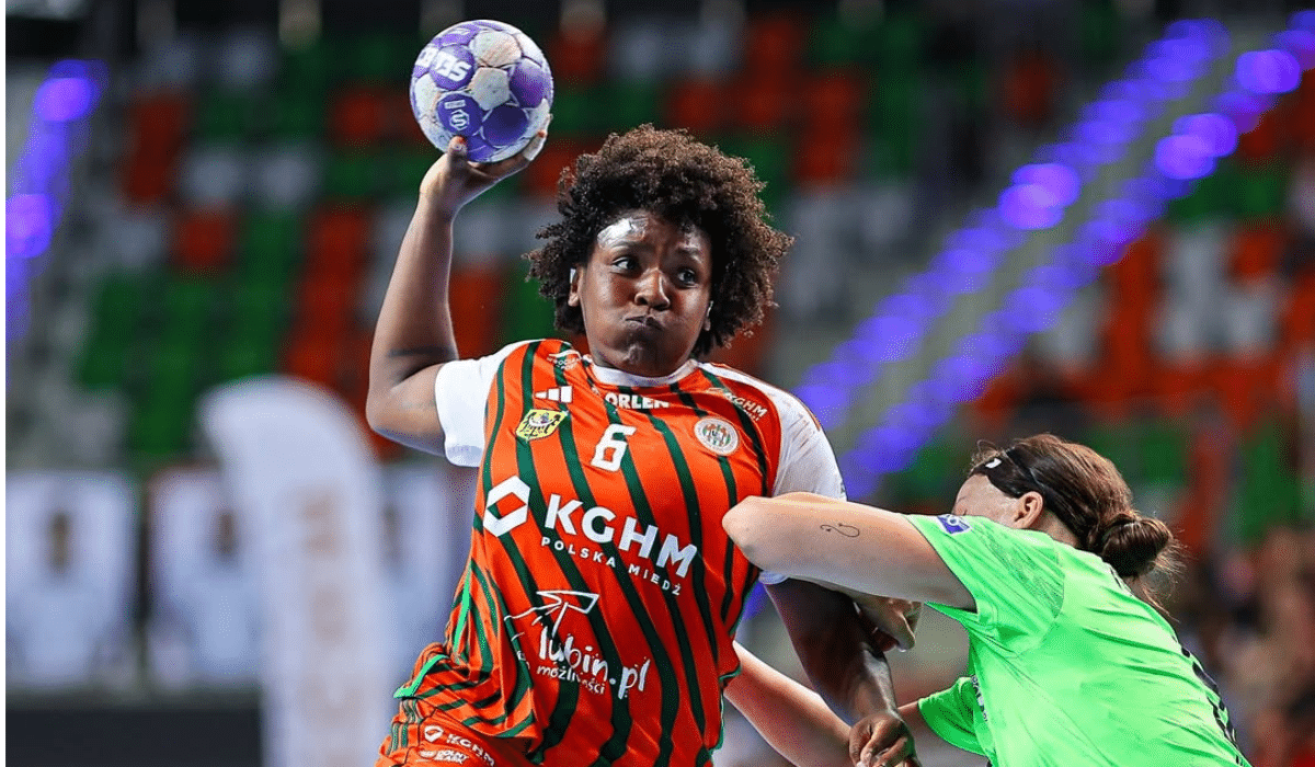 Mari Fernandes em jogo do Zagleibe Lubin na Liga Polonesa de Handebol