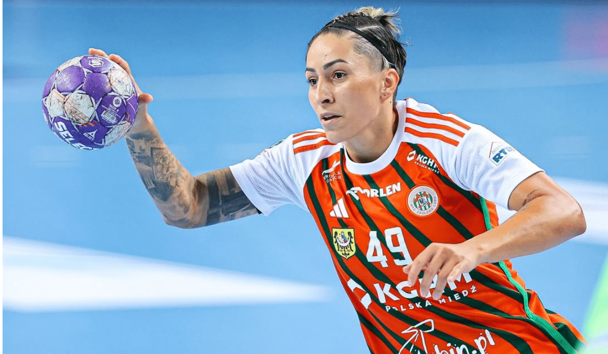 Paty Matieli em jogo do Zagleibe Lubin na Superliga Polonesa de Handebol