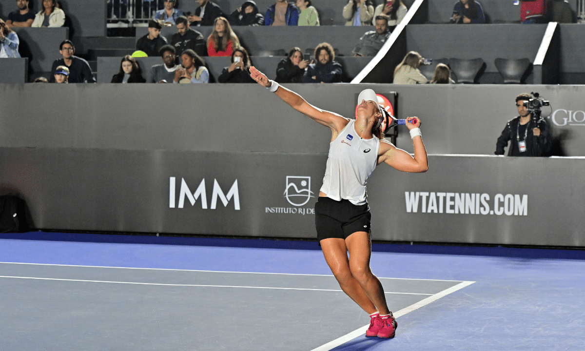 Bia Haddad Maia em jogo na quadra central do SP Open