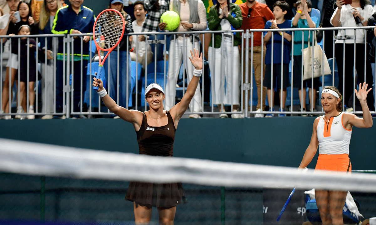Luisa Stefani comemora vitória no SP Open com a húngara Timea Babos