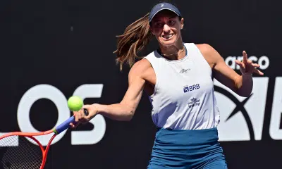 Luisa Stefani na quadra do SP Open Marie Bouzkova WTA 500 de Adelaide