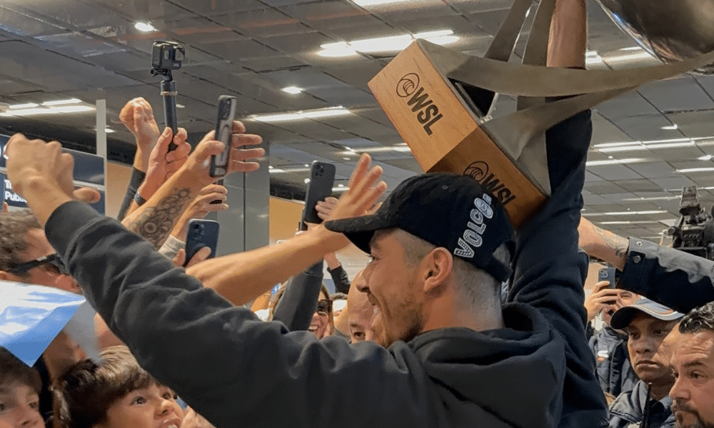 Yago Dora campeão mundial de surfe troféu wsl recepção aeroporto de florianópolis