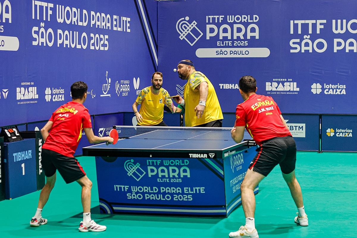 Na imagem, Luiz Filipe Manara e Cláudio Massad, ao centro, iniciando o ponto com saque.