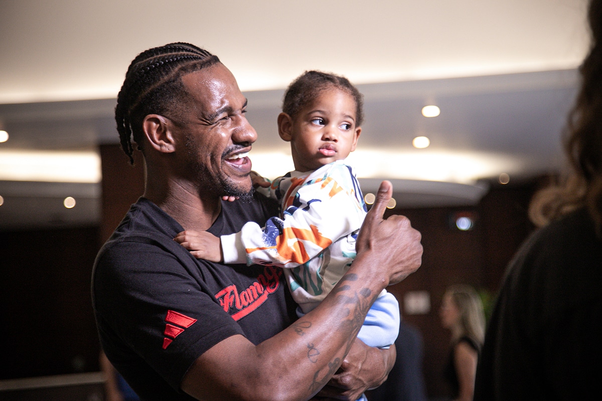 Na imagem, Jhonatan Luz, e seu filho Ethan, se divertindo na festa de abertura do NBB 2025/26.