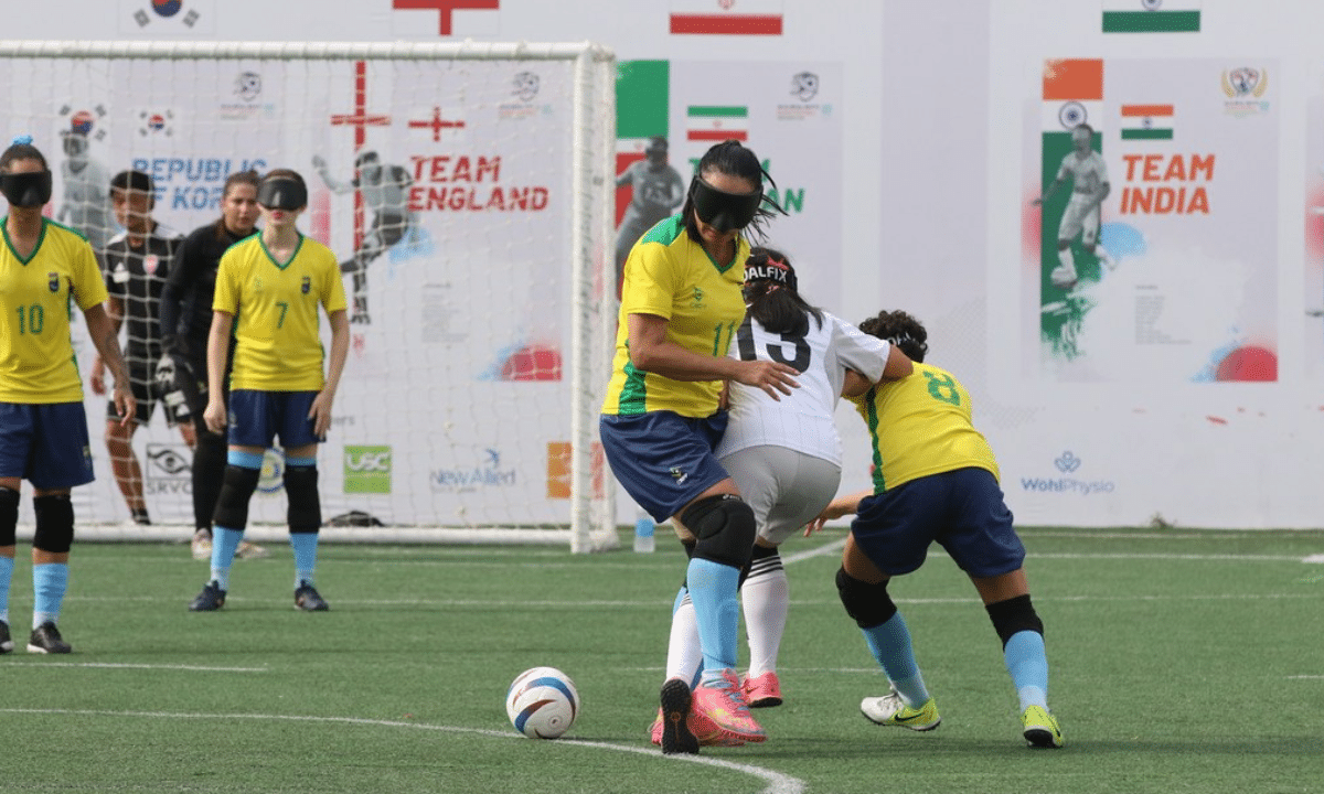 Lance do jogo entre japonesas e brasileiras
