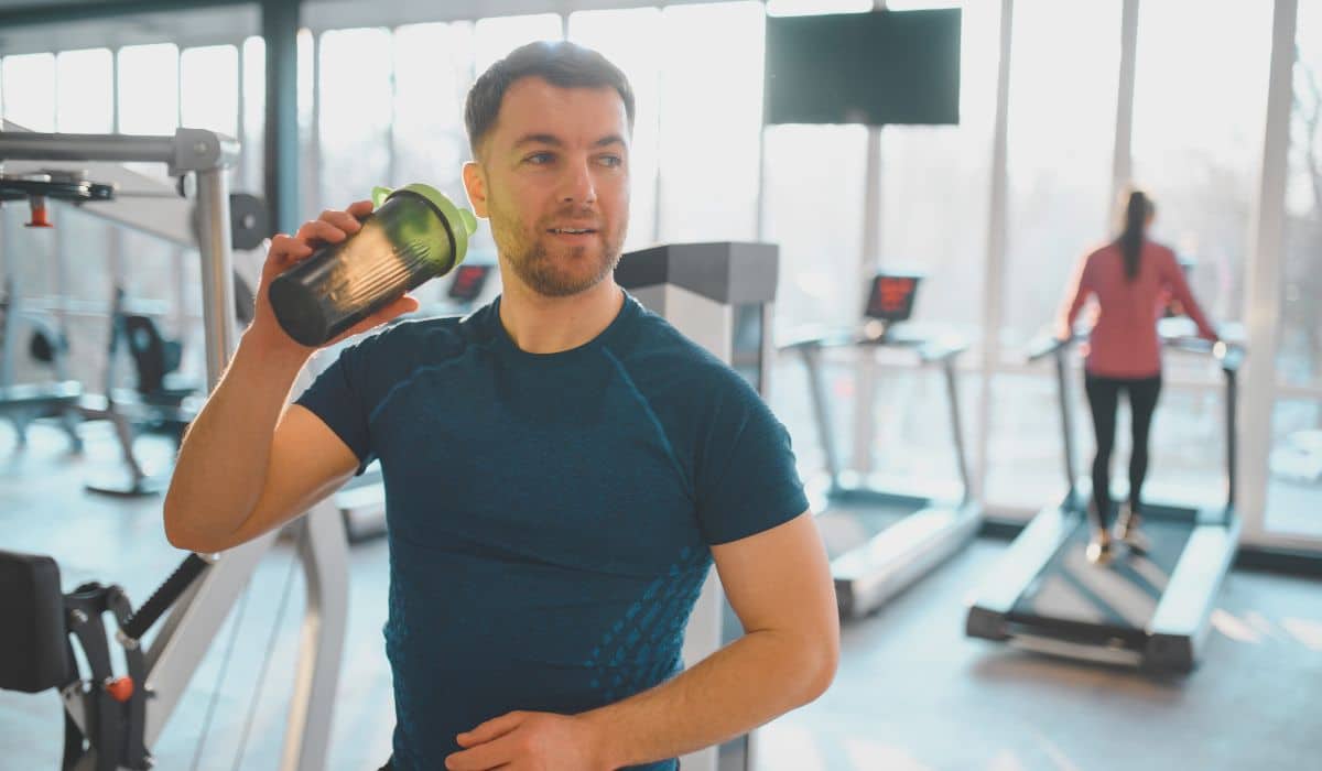 Café, chá ou matcha: qual das bebidas pré-treino naturais melhora mais o desempenho físico?
