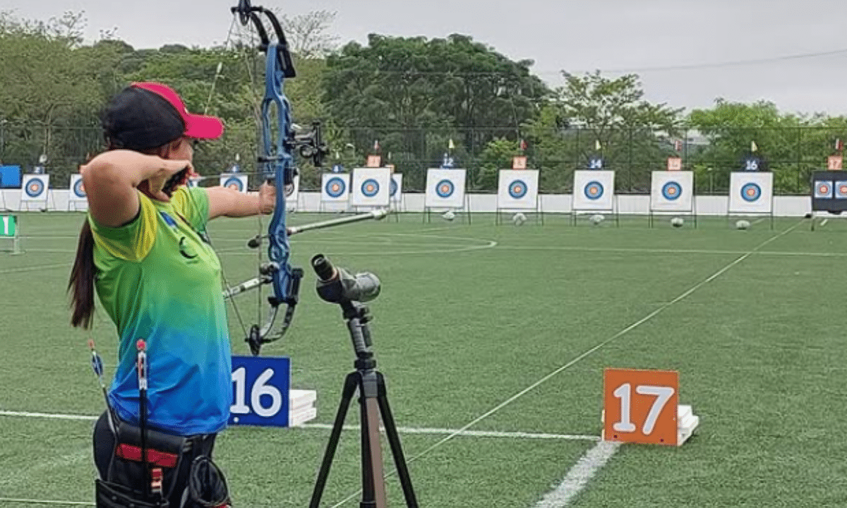 Helena Moraes é campeã brasileira de tiro com arco paralímpico para sul-americano