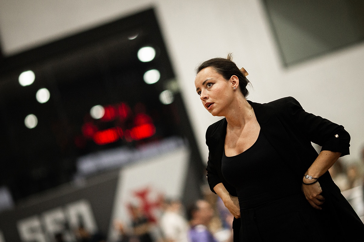 Na imagem, Jelena Todorovic, treinadora do Fortaleza Basquete Cearense, em sua primeira vitória no NBB.
