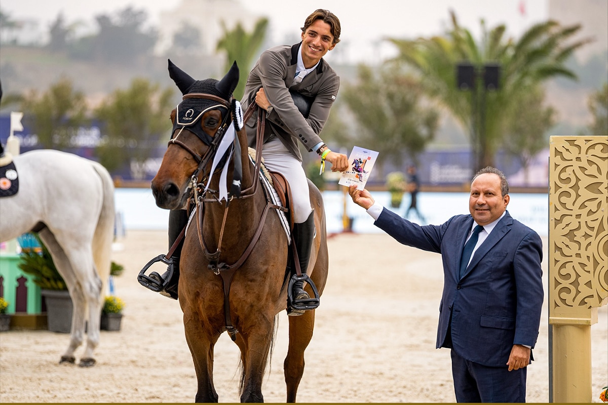 Na imagem, Luiz Felipe Neto de Azevedo recebendo premiação montado em sua montaria.