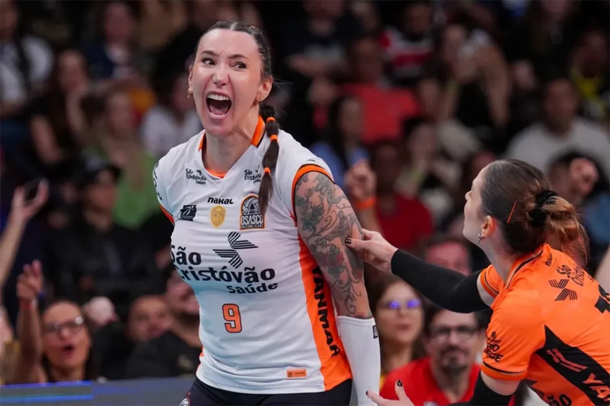 Na imagem, Tiffany comemorando ponto. A vitória do Osasco foi para a tia da atacante.