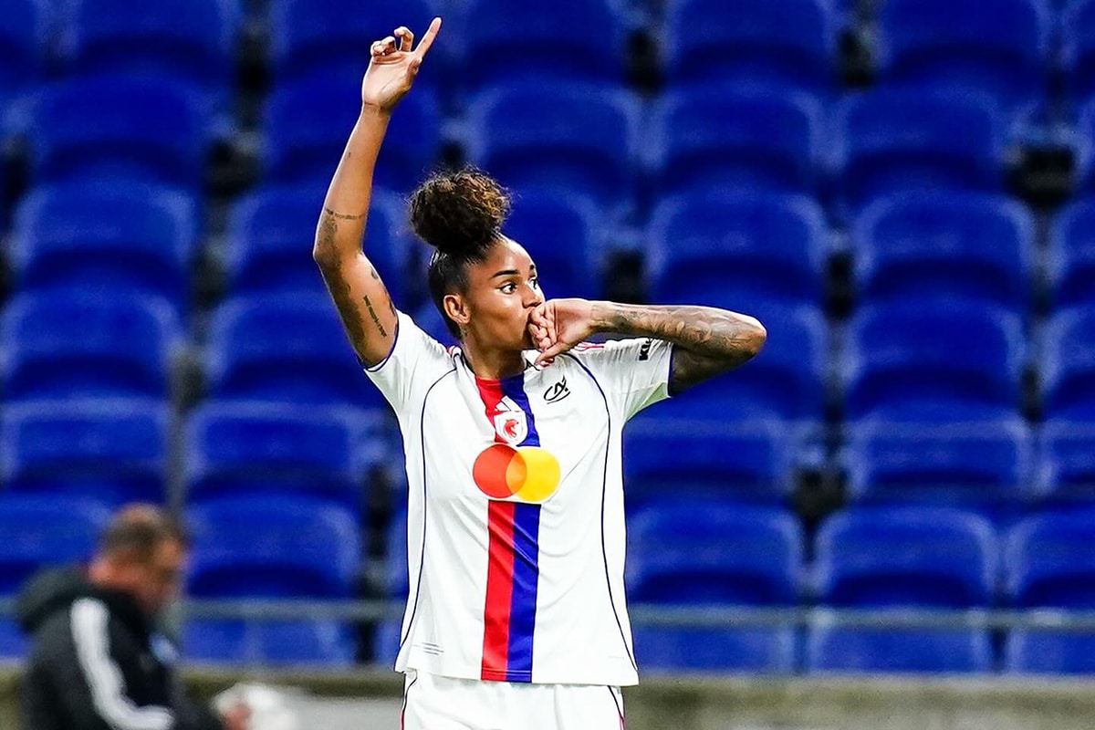 Na imagem, Tarciane comemorando mais um gol com a camisa do Lyon.