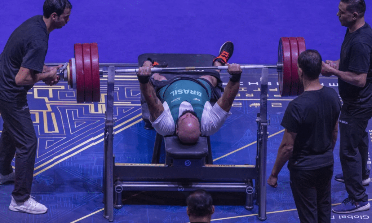 Ailton Andrade de Souza se prepara para levantamento durante o Mundial em Cairo 2025 | Foto: Alessandra Cabral/CPB