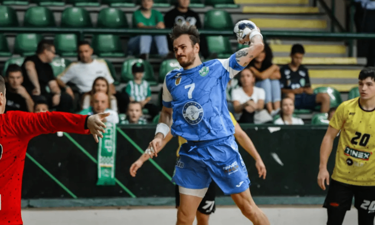Rudolph em quadra pelo Eurofarm Pelister em jogo da Champions League de handebol masculino