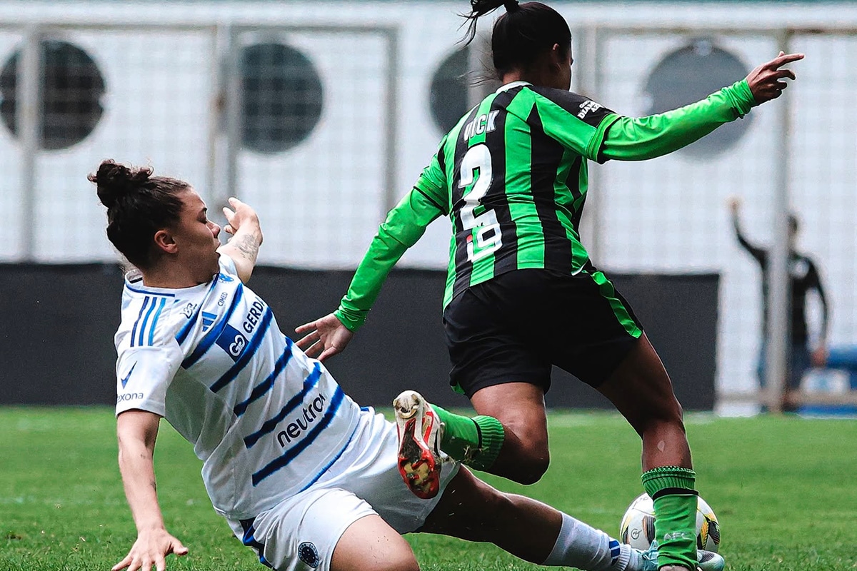 Na imagem, disputa da bola no primeiro jogo da final entre Cruzeiro e América (MG).