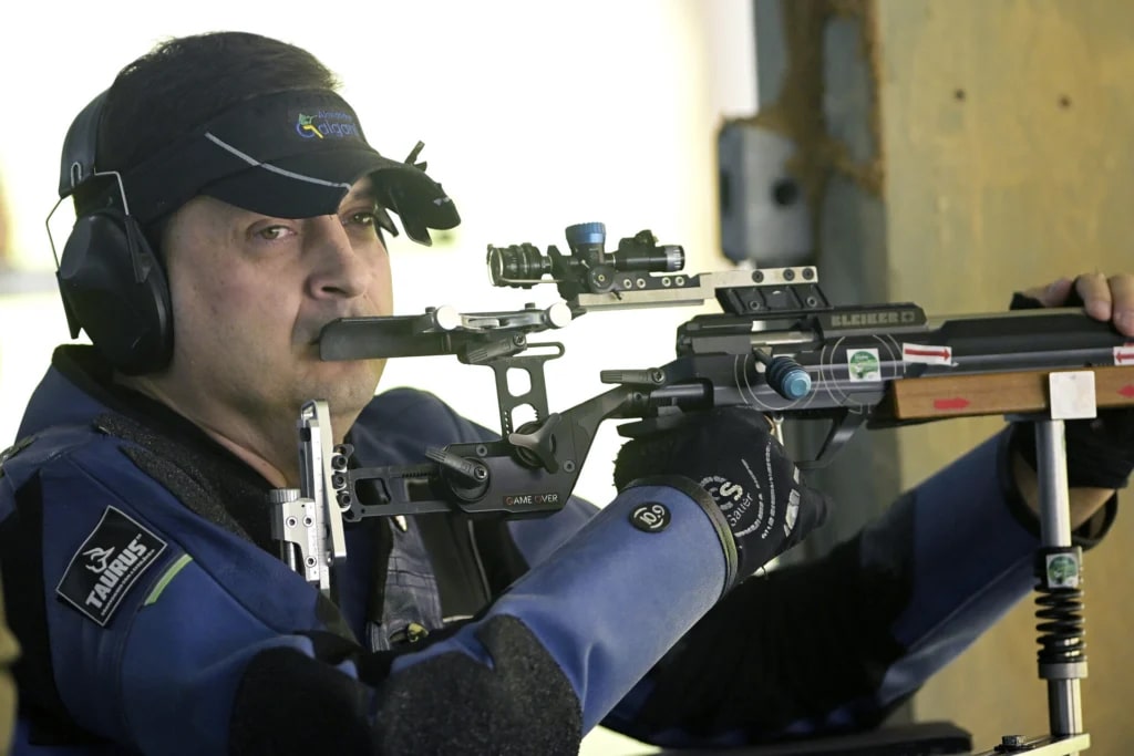 Na imagem, atirador Alexandre Galgani em prova do Campeonato Brasileiro de Tiro Esportivo no Rio de Janeiro