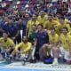 Na imagem, time do Brasil se preparando para a foto com o troféu do Torneio Quatro Nações.