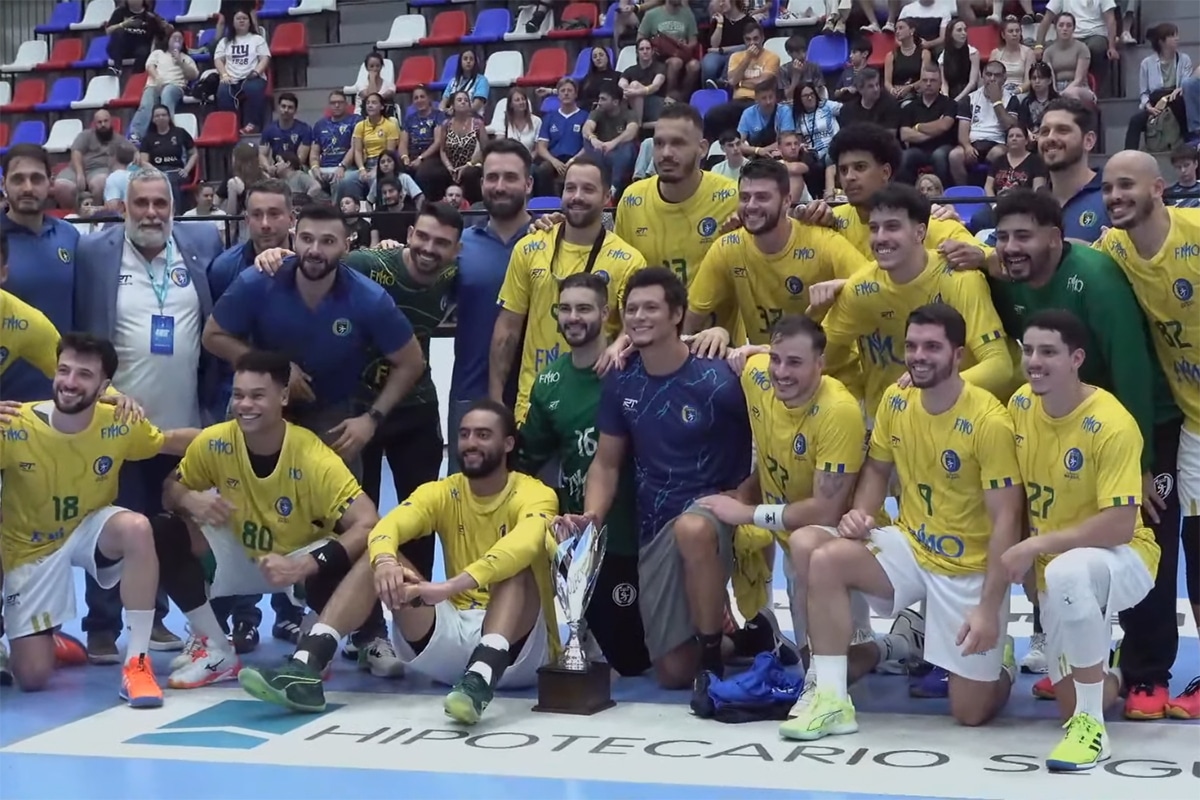 Na imagem, time do Brasil se preparando para a foto com o troféu do Torneio Quatro Nações.