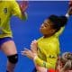 Bruna de Paula tenta o arremesso no Mundial de handebol feminino