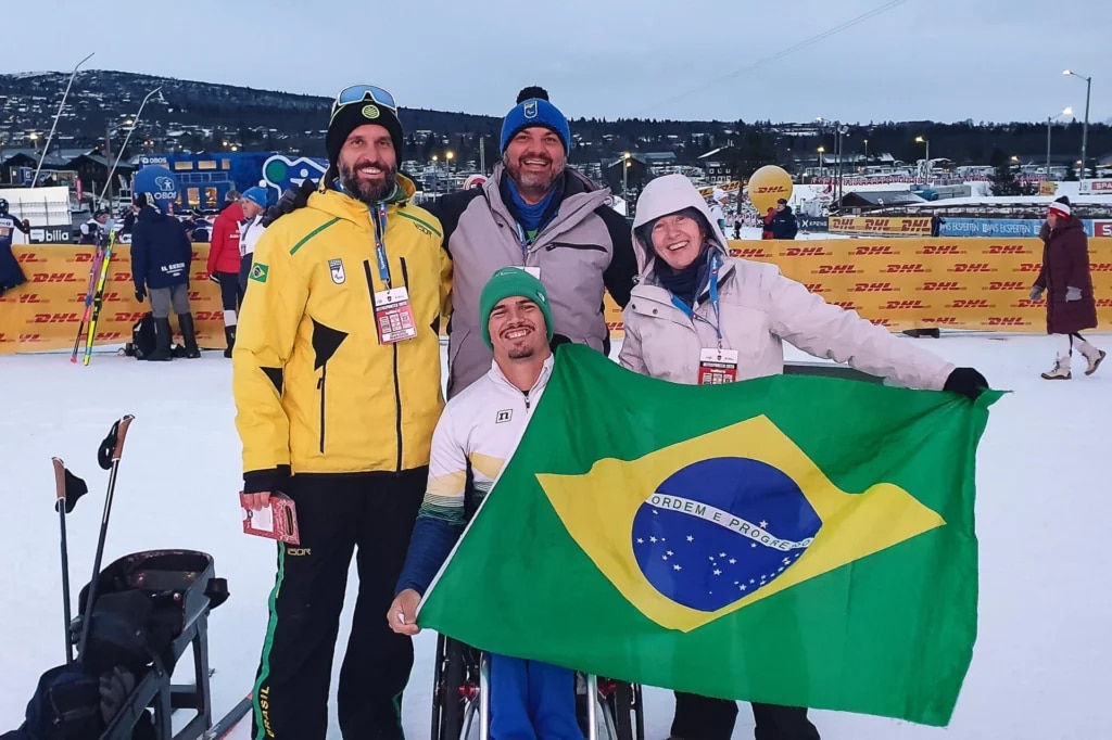 Na imagem, Cristian Ribera (ao centro), segurando a bandeira do Brasil ao lado da comissão técnica, em Beitostølen, na Noruega, durante etapa da Copa Continental.