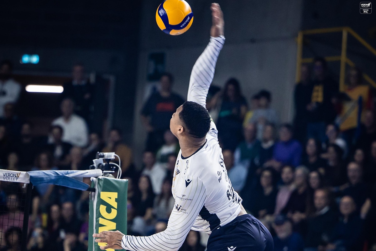 Na imagem, Darlan já no salto e atacando a bola.