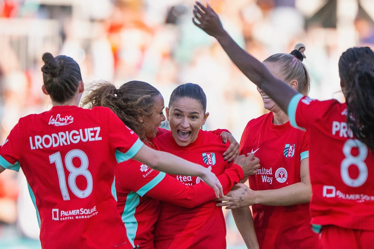 Na imagem, Debinha comemorando gol de falta com companheiras do Kansas City Current.