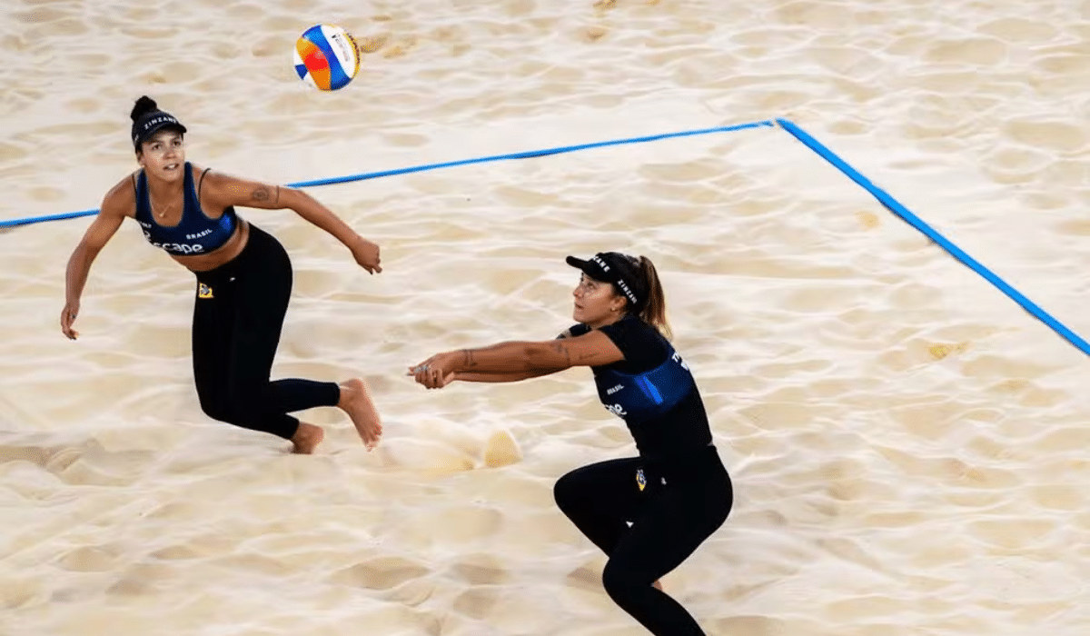 Thamela e Vic em ação na semifinal do Mundial de vôlei de praia
