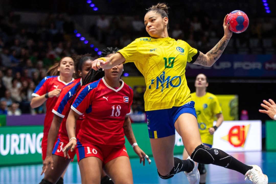 Na imagem, Jessica Quintino, que foi a melhor jogadora do Brasil na primeira partida do Mundial de handebol feminino.