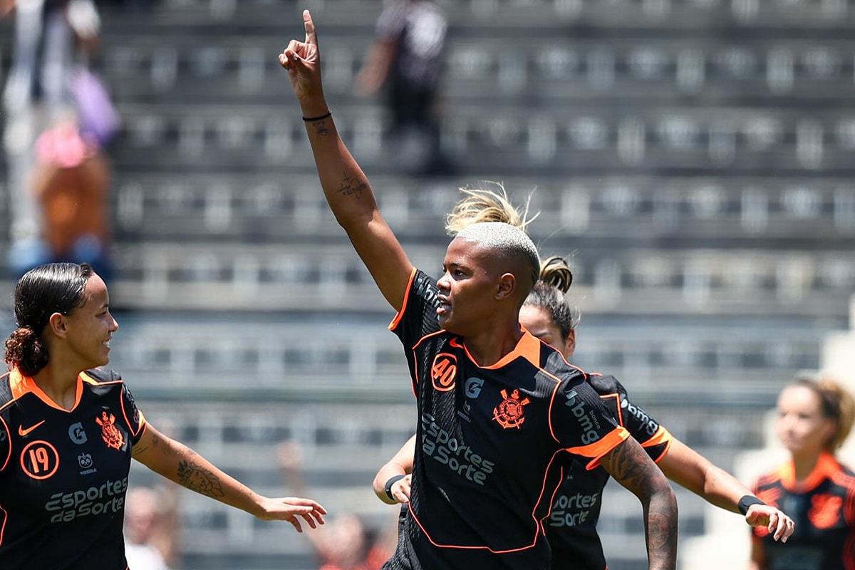 Na imagem, Jhonson comemorando gol para o Corinthians.