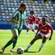 Na imagem, jogadora do Juventude avançando com a bola contra a marcação Colorada.