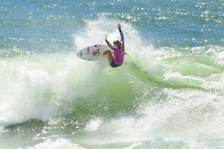 Na imagem, Laura Raupp fazendo um cutback na onda catarinense mundial júnior de surfe brasileiros
