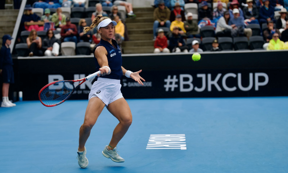 Laura Pigossi em ação na Billie Jean King Cup em jogo ocntra a Australia