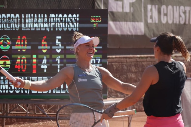 Na imagem, Laura Pigossi comemorando vitória, abraçando a dupla espanhola.