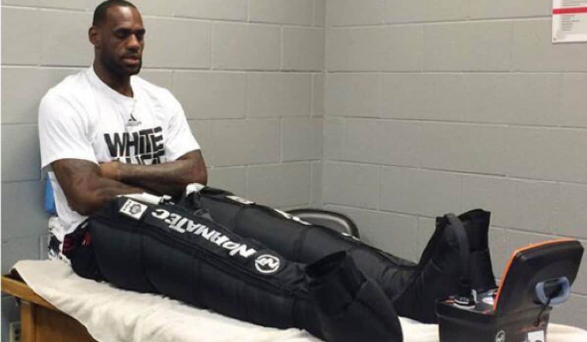 Lebron James usa bota de compressão em seu treino regenerativo
